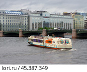 Теплоход "Корюшка" на фоне Сампсониевского моста, Санкт-Петербург (2019 год). Редакционное фото, фотограф Алексей Иванов / Фотобанк Лори