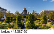Летний сад трансформер на Синем мосту, напротив Исаакиевского собора, Санкт-Петербург (2024 год). Стоковое фото, фотограф Головкова Елена / Фотобанк Лори