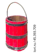 Деревянная бадья на белом фоне. Wooden bucket isolated on white background. Стоковое фото, фотограф Татьяна Д / Фотобанк Лори