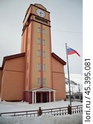 Kirovsk, Murmansk region, Russia, March 18, 2024: Museum and Exhibition Сenter of JSC Apatit with clock tower on Lenin Avenue. Редакционное фото, фотограф Алексей Антипов / Фотобанк Лори