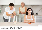 Elderly woman mother and young guy during family quarrel accuse adult daughter. Стоковое фото, фотограф Яков Филимонов / Фотобанк Лори