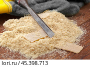 blade of sharp chisels with sawdust. Стоковое фото, фотограф Сергей Толмачёв / Фотобанк Лори