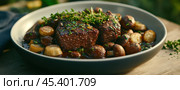Вкусная говядина по-бургундски с красным вином и свежей зеленью, плоская выкладка для кулинарного вдохновения. Стоковое AI-изображение, AI-художник ФотоИнтеллект / Фотобанк Лори