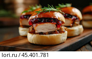 Вкусные праздничные слайдеры с индейкой и начинкой, идеально подходящие для праздничных посиделок. Стоковое AI-изображение, AI-художник ФотоИнтеллект / Фотобанк Лори