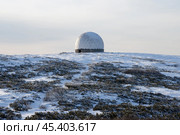 Белый купол (радиопрозрачное укрытие) заброшенного радара (РЛС) на вершине горы. Туристическая достопримечательность в окрестностях Магадана. Марчеканская сопка, Магаданская область, Дальний Восток России. Стоковое фото, фотограф Андрей Степанов / Фотобанк Лори