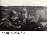 На съёмках фильма "Гадюка", режиссёр Виктор Ивченко. Старая фотография времён СССР. Редакционная иллюстрация, иллюстратор александр афанасьев / Фотобанк Лори