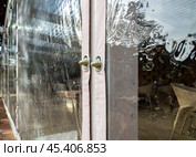 Прозрачные мягкие окна из ПВХ в раскрытом положении. Стоковое фото, фотограф Вячеслав Палес / Фотобанк Лори