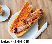 Bocadillo with salchichi sausage and tomato. Стоковое фото, фотограф Яков Филимонов / Фотобанк Лори