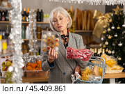 Elderly woman chooses candies and panellets in grocery. Стоковое фото, фотограф Яков Филимонов / Фотобанк Лори