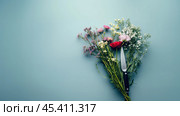 Острый нож, спрятанный в букете нежных цветов, символизирующий концепцию «друга-врага», сочетающий красоту с подспудной опасностью. Настоящий друг или враг. Стоковое AI-изображение, AI-художник ФотоИнтеллект / Фотобанк Лори
