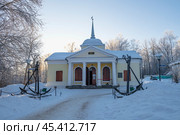 Ботный дом (музей в котором хранится ботик Петра Первого) солнечным январским вечером. Переславль-Залесский (2024 год). Редакционное фото, фотограф Виктор Карасев / Фотобанк Лори
