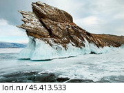 Озеро Байкал зимой и мыс Дракон острова Огой в проливе Малое Море. Стоковое фото, фотограф Сергей Крамарев / Фотобанк Лори
