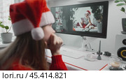 Young female Prompt engineer in a Christmas hat works with advanced neural network technologies, creating images on the screen. Concept of holiday content generation and artificial intelligence. Стоковое AI-видео, аниматор Енваев Андрей / Фотобанк Лори