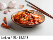 Кимчи (Kimchi ) - блюдо корейской кухни из пекинской капусты с острым красным перцем и чесноком. Ферментированные (квашенные) овощи. Стоковое фото, фотограф Виктория Панченко / Фотобанк Лори