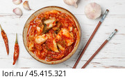 Кимчи (Kimchi ) - блюдо корейской кухни из пекинской капусты с острым красным перцем и чесноком. Ферментированные (квашенные) овощи. Стоковое фото, фотограф Виктория Панченко / Фотобанк Лори