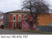 Свердловская область, город Ирбит, улица Орджоникидзе: "Бывшая лавка купца Зязина", "Бывший жилой дом купца Зязина" Стоковое фото, фотограф Алексей Иванов / Фотобанк Лори