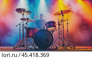 Drummer performing on stage with colorful backlights. Стоковое AI-видео, аниматор Юрий Поздников / Фотобанк Лори