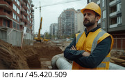 Инженер оценивает городскую строительную площадку с тяжелой техникой для развития инфраструктуры. Стоковое AI-изображение, AI-художник ФотоИнтеллект / Фотобанк Лори