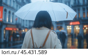 Модная бельгийская мода в Брюсселе: стильная женщина с зонтиком в дождливом городском пейзаже. Стоковое AI-изображение, AI-художник ФотоИнтеллект / Фотобанк Лори