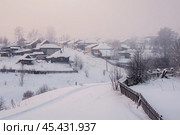 Cold winter. Street in the village of Cherdyn, Russia. (2024 год). Стоковое фото, фотограф Саблин Станислав / Фотобанк Лори