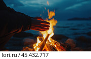 Уютный вечер у костра возле пляжа для отдыха и тепла. Стоковое AI-изображение, AI-художник ФотоИнтеллект / Фотобанк Лори