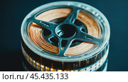 Винтажная кинопленка с крупнозернистой текстурой для кинематографических ретро-концепций. Стоковое AI-изображение, AI-художник ФотоИнтеллект / Фотобанк Лори