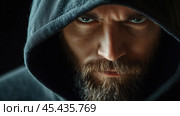 Таинственная фигура в капюшоне с пристальным вниманием к темам темного искусства и фэнтези. Стоковое AI-изображение, AI-художник ФотоИнтеллект / Фотобанк Лори