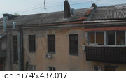 Old Soviet-built house top view vertical rise in Odessa in spring on a sunny day (2020 год). Редакционное видео, видеограф Дмитрий Нечаев / Фотобанк Лори