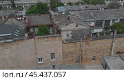 Ukraine, Odessa top view on old brick and concrete Soviet-built houses in the spring on a sunny day (2020 год). Стоковое видео, видеограф Дмитрий Нечаев / Фотобанк Лори
