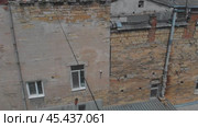Ukraine, Odessa top view on old brick and concrete Soviet-built houses in the spring on a sunny day, vertical flight (2020 год). Стоковое видео, видеограф Дмитрий Нечаев / Фотобанк Лори