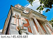 Церковь Архангела Гавриила (Меншикова башня). Солнечный летний день. Москва. Россия (2024 год). Редакционное фото, фотограф E. O. / Фотобанк Лори