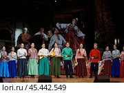 Подростковый фольклорный танцевально-песенный ансамбль. Редакционное фото, фотограф Владимир Дресвянников / Фотобанк Лори