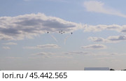 ZHUKOVSKY, RUSSIA-ON JULY 22, an aerobatic team performs group aerobatics on six aircraft at the MAKS 2021 air Show with the emission of colored smoke. Редакционное видео, видеограф Кутина Татьяна / Фотобанк Лори