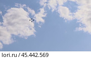 ZHUKOVSKY, RUSSIA - JULY 22, 2021 The aerobatic team performs group aerobatics on four planes at the MAKS 2021 Airshow. Редакционное видео, видеограф Кутина Татьяна / Фотобанк Лори