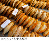 Baked snack empanada at market. Стоковое фото, фотограф Яков Филимонов / Фотобанк Лори