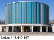 Музей-панорама «Бородинская битва», Москва, Россия. Вид на здание музея. На фасаде надпись «Музей-панорама Бородинская битва» и имена героев Отечественной войны 1812 года. (2023 год). Редакционное фото, фотограф Андрей Степанов / Фотобанк Лори