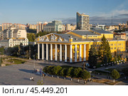 Город Чебоксары, Чувашская Республика (Чувашия), Россия. Чувашский академический драматический театр имени Константина Иванова. Архитектурная достопримечательность Чебоксар. Городской пейзаж. Вид сверху на красивое здание театра. Вдали жилые дома. (2024 год). Редакционное фото, фотограф Андрей Степанов / Фотобанк Лори