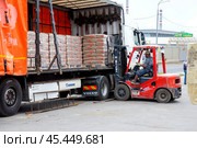 Russia. Samara, June 28, 2024: a forklift unloads a truck with construction materials. Редакционное фото, фотограф Акиньшин Владимир / Фотобанк Лори