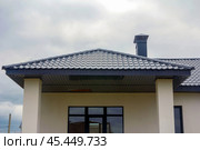 roof of a new private house against the background of a cloudy sky on a summer day. Стоковое фото, фотограф Акиньшин Владимир / Фотобанк Лори