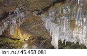 Icicles in cave on Baikal lake. Стоковое видео, видеограф Михаил Коханчиков / Фотобанк Лори
