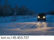 Зима, сумерки, дорога в тайге, внедорожник, поземка. Западная Сибирь, Ямал. Стоковое фото, фотограф Павел Просянов / Фотобанк Лори