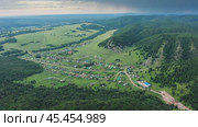 Южный Урал, Башкирия, село Ташла. Вид с воздуха. Southern Urals, Bashkiria, Tashla village. Aerial view. (2024 год). Стоковое видео, видеограф Евгений Романов / Фотобанк Лори