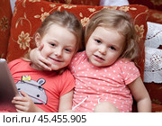 Two happy sisters at home. Стоковое фото, фотограф Андрей Аркуша / Фотобанк Лори