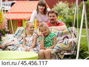 Portrait of a young family with two children. Стоковое фото, фотограф Андрей Аркуша / Фотобанк Лори