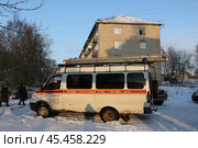 Аварийно-спасательный автомобиль на месте происшествия. Спецтехника МЧС в зоне чрезвычайной ситуации. Пожарно-спасательный транспорт на выезде. Машина экстренных служб в работе. Специализированный автомобиль спасателей на вызове. (2017 год). Редакционное фото, фотограф Сергей Расторгуев / Фотобанк Лори
