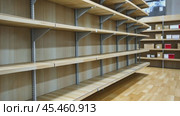 Empty shelves stand in retail store displaying supply chain issues. Стоковое AI-видео, аниматор Юрий Поздников / Фотобанк Лори