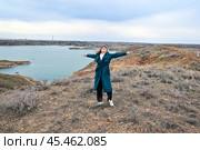 Счастливая девушка на берегу Капчагайского водохранилища. Алма-Атинская область. Казахстан. Стоковое фото, фотограф Александр Тараканов / Фотобанк Лори