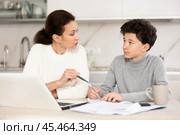 Female tutor giving lesson to teenager at home. Стоковое фото, фотограф Яков Филимонов / Фотобанк Лори