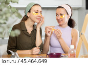 Adult and young women use eye patches. Стоковое фото, фотограф Яков Филимонов / Фотобанк Лори