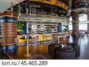 Interior of a fashionable modern restaurant. Bar counter (2024 год). Редакционное фото, фотограф Евгений Ткачёв / Фотобанк Лори